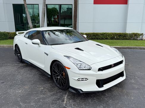 Used 2024 Nissan GT-R Premium w/ Premium Interior Package image 5