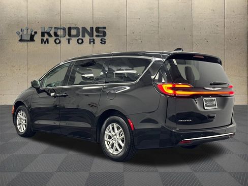 Used 2024 Chrysler Pacifica Touring-L image 6