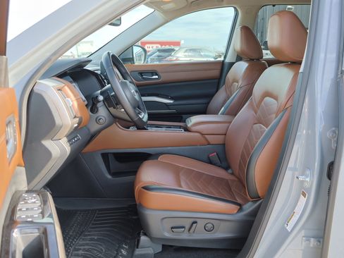 Used 2022 Nissan Pathfinder Platinum w/ Cargo Package image 13