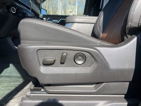 Used 2025 Chevrolet Silverado 1500 High Country image 13