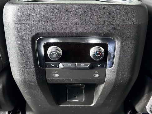 Used 2022 GMC Yukon SLT w/ SLT Luxury Package image 24