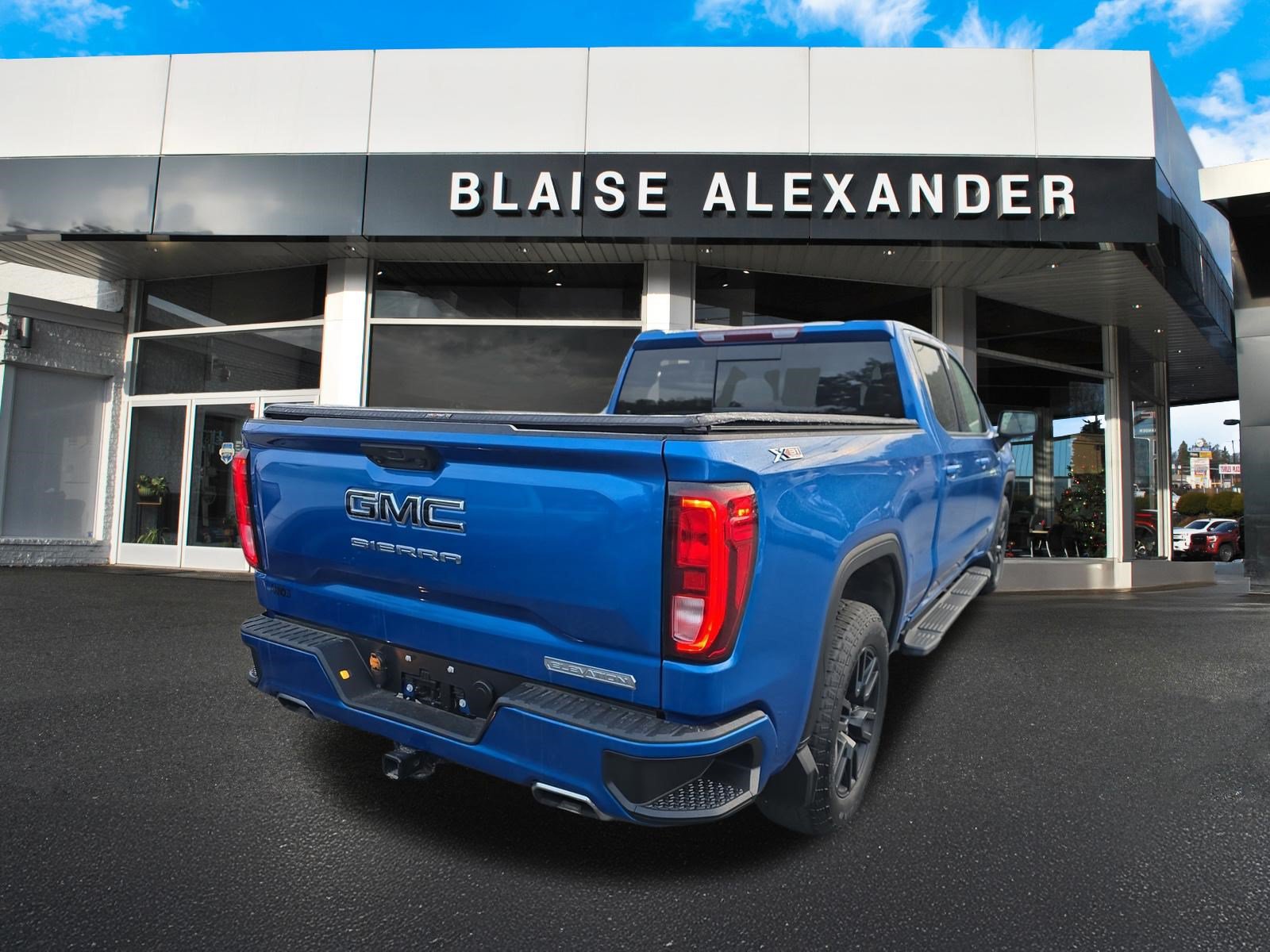 Used 2023 GMC Sierra 1500 Elevation w/ Preferred Package AWD/4WD image 3