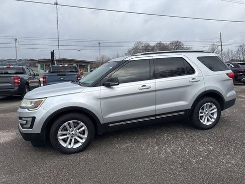 Used 2017 Ford Explorer XLT image 2