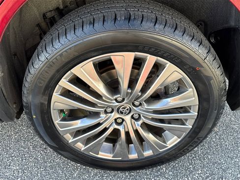Used 2022 Toyota Venza XLE image 19