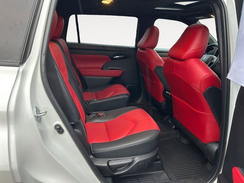 Used 2023 Toyota Highlander XSE image 11