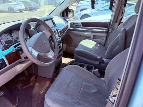 Used 2010 Chrysler Town & Country Touring w/ Entertainment Group #2 FWD image 3