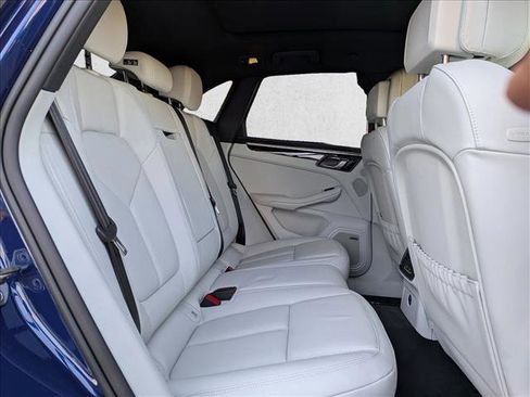 Used 2025 Porsche Macan image 24