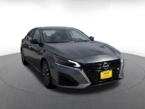 Used 2025 Nissan Altima 2.5 SV FWD image 3