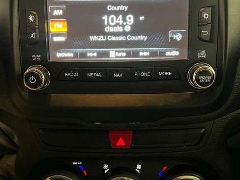 Used 2015 Jeep Renegade Latitude w/ Popular Equipment Group image 11