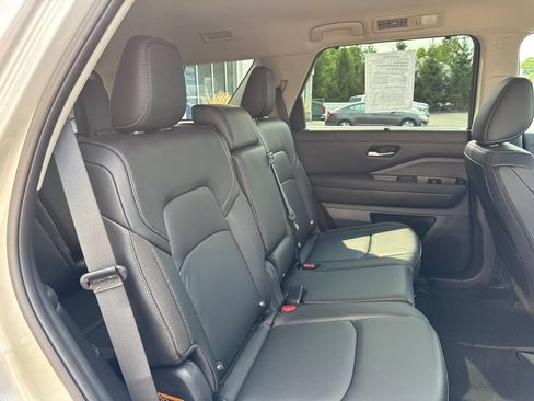 Used 2025 Nissan Pathfinder SL AWD/4WD image 29