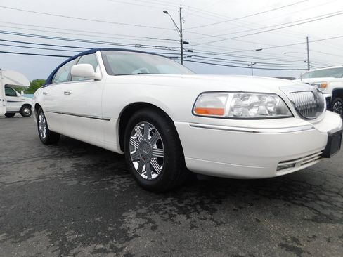 Used 2003 Lincoln Town Car Cartier RWD image 3