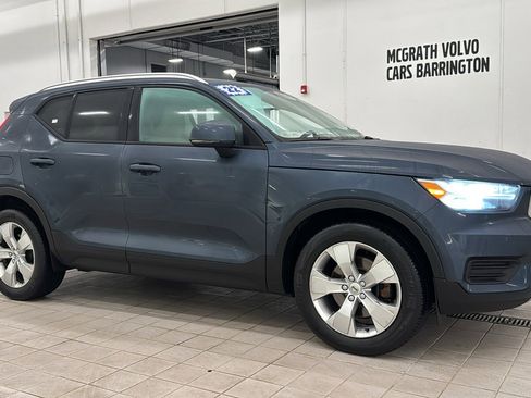 Used 2022 Volvo XC40 T5 Momentum w/ Protection Package image 3