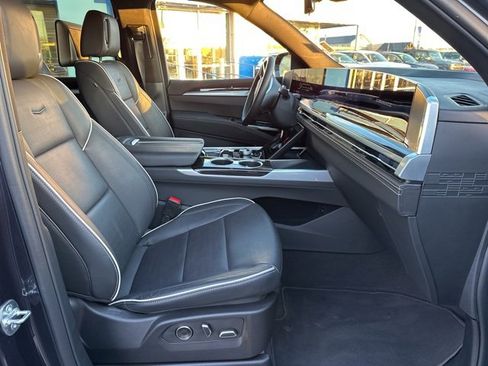 Used 2025 Cadillac Escalade Premium Luxury image 11