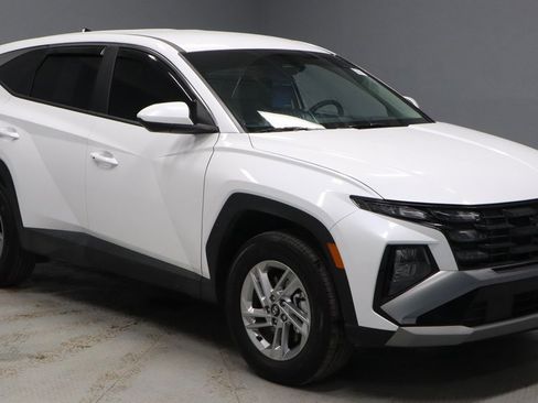 Certified 2025 Hyundai Tucson SE image 1