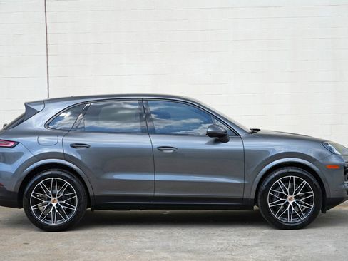 Used 2025 Porsche Cayenne AWD/4WD image 54