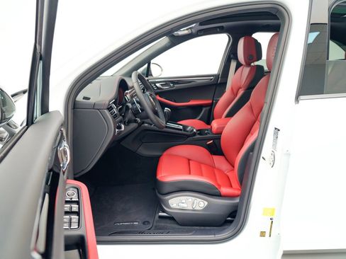 Certified 2026 Porsche Macan AWD/4WD image 17