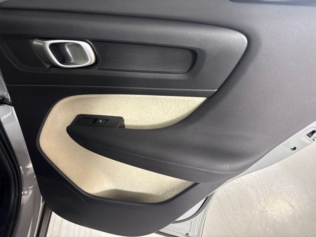 Used 2026 Volvo XC40 B5 Plus AWD/4WD image 19