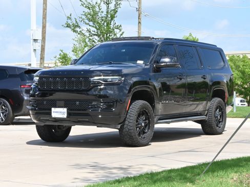 Used 2023 Jeep Wagoneer L Series II w/ Premium Group I image 3