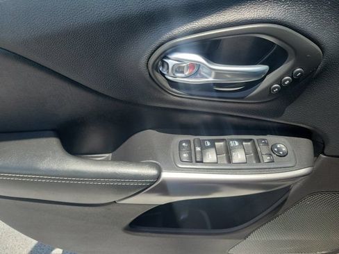Used 2020 Jeep Cherokee Limited FWD image 16