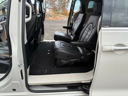 Used 2017 Chrysler Pacifica Touring-L Plus image 24