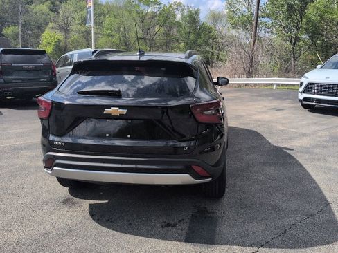 Used 2025 Chevrolet Trax LT FWD image 2