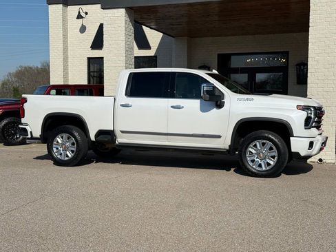 Used 2024 Chevrolet Silverado 2500 High Country w/ Technology Package image 3