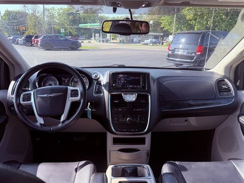 Used 2015 Chrysler Town & Country Touring image 37