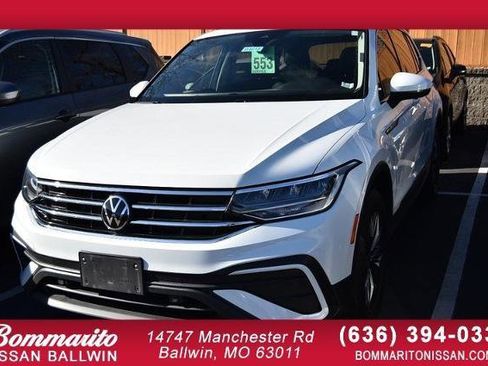 Used 2022 Volkswagen Tiguan SE image 1