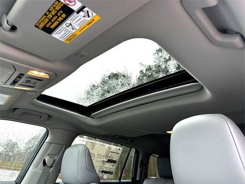New 2025 Toyota Highlander XLE image 17