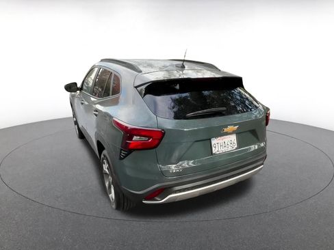 Used 2025 Chevrolet Trax LT w/ LT Convenience Package image 11