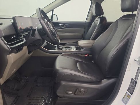 Used 2025 Kia Carnival FWD image 26