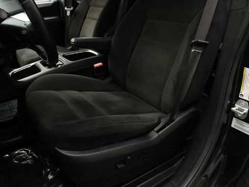 Used 2015 Dodge Grand Caravan SXT w/ Blacktop Package FWD image 17