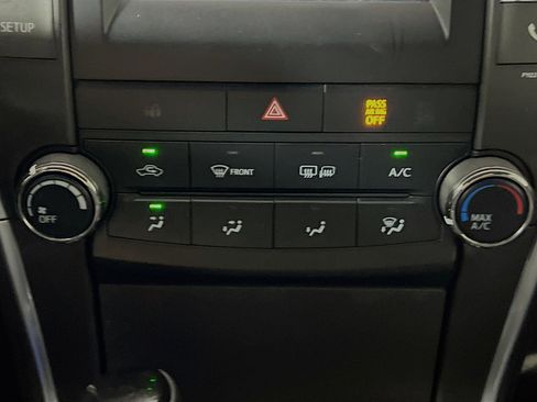 Used 2016 Toyota Camry SE image 25