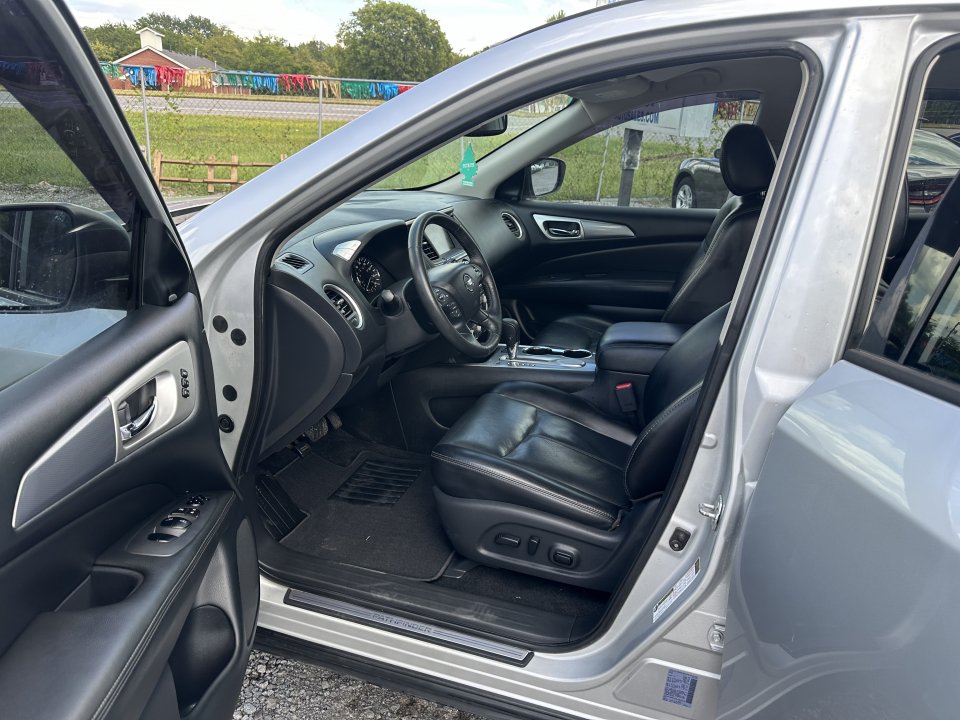 Used 2018 Nissan Pathfinder SL FWD image 15