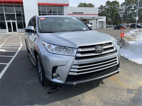 Used 2019 Toyota Highlander XLE image 2