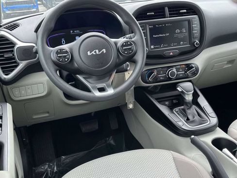 Certified 2025 Kia Soul LX w/ LX Technology Package FWD image 3