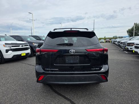Used 2023 Toyota Highlander XLE AWD/4WD image 2