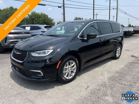 Used 2025 Chrysler Pacifica Select w/ Uconnect Theater Family Group FWD image 45