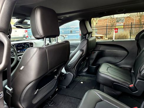 New 2025 Chrysler Pacifica Select image 17