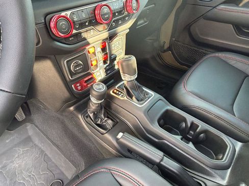 Used 2025 Jeep Gladiator Rubicon AWD/4WD image 21