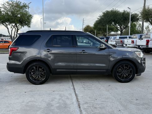 Used 2017 Ford Explorer XLT w/ Equipment Group 202A image 3