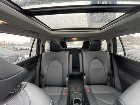 Used 2023 Toyota Highlander Platinum image 29