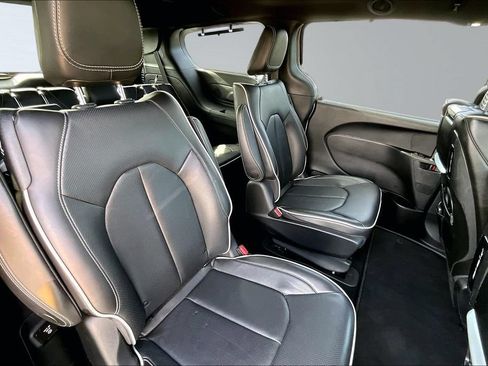Used 2020 Chrysler Pacifica Limited w/ Advanced Safetytec Group FWD image 27
