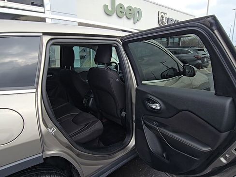 Certified 2016 Jeep Cherokee Latitude w/ Comfort/Convenience Group image 19