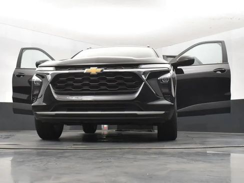 Used 2025 Chevrolet Trax LT w/ LT Convenience Package FWD image 11