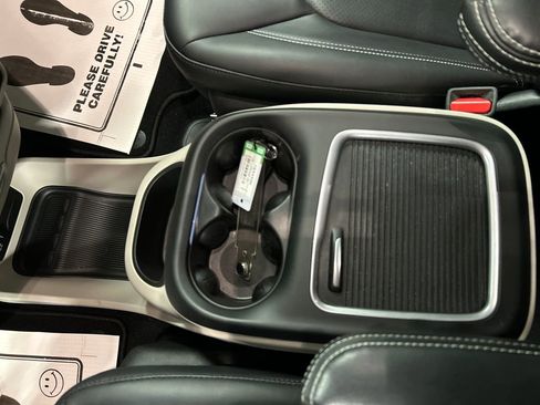 Used 2024 Chrysler Pacifica Touring-L image 21