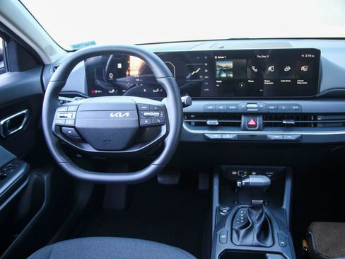 Used 2025 Kia K4 EX image 16