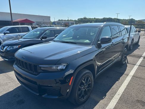 Used 2025 Jeep Grand Cherokee L Laredo RWD image 2