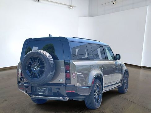 Used 2023 Land Rover Defender 130 X-Dynamic SE AWD/4WD image 4