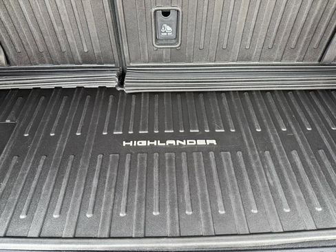 Used 2021 Toyota Highlander XLE image 9